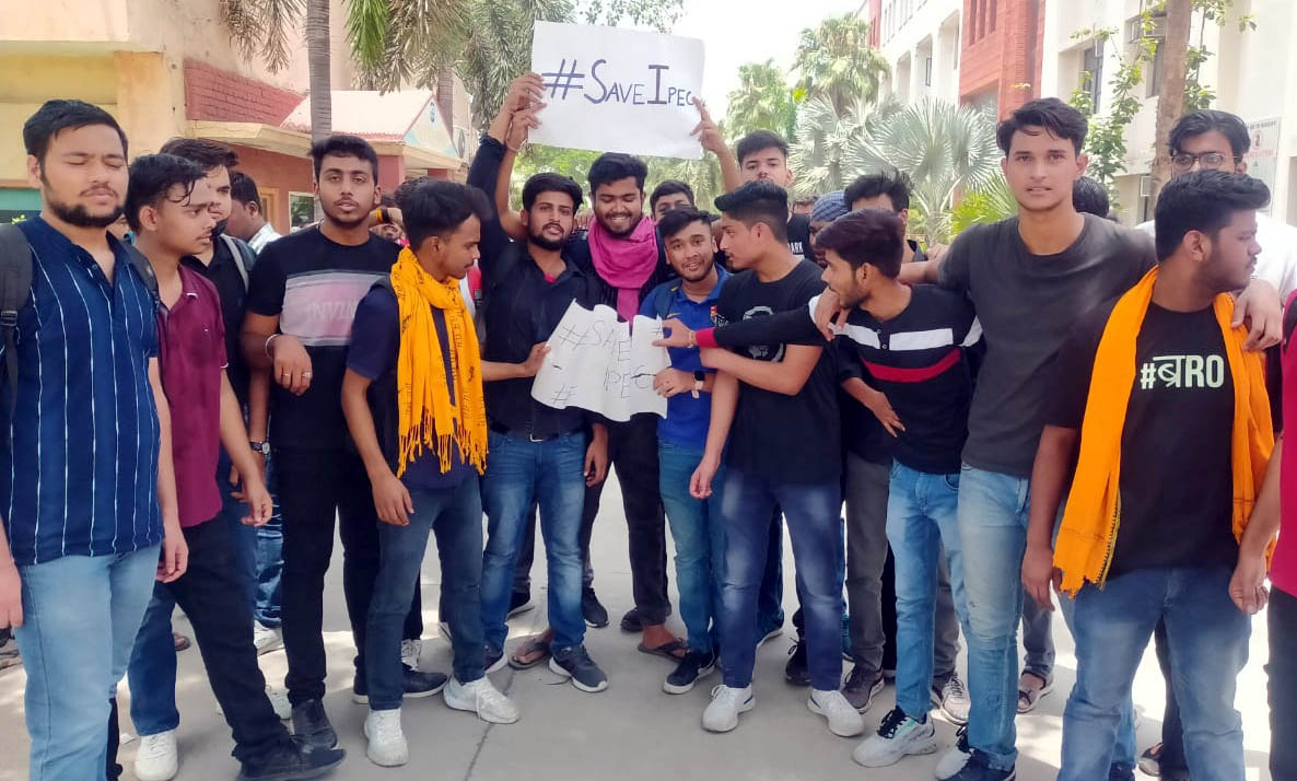 इंद्रप्रस्थ इंजीनियरिंग कॉलेज बंद होने की सूचना पर छात्रों ने किया धरना-प्रदर्शन इंद्रप्रस्थ इंजीनियरिंग कॉलेज बंद होने की सूचना पर छात्रों ने किया धरना-प्रदर्शन